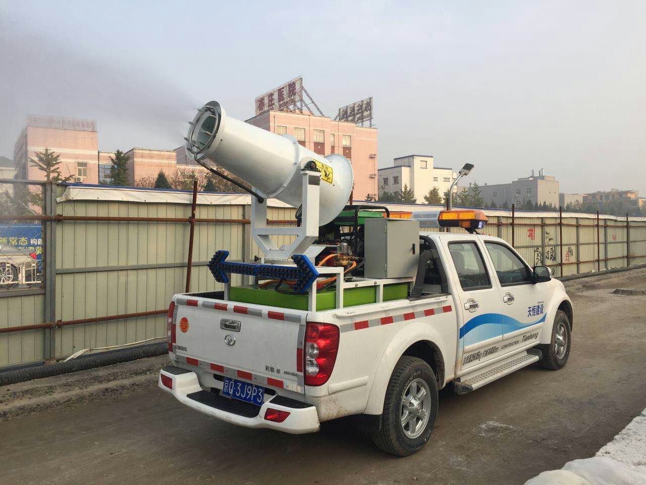 作業中的除塵噴霧機